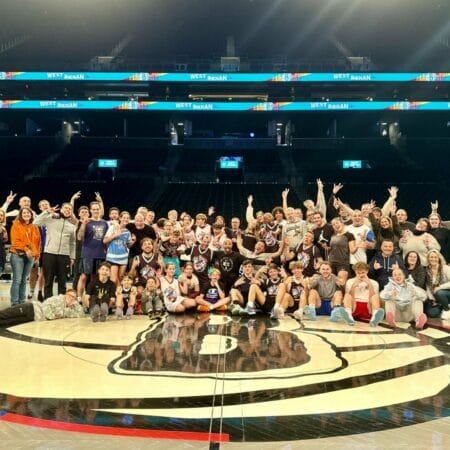 Photo de groupe Trip Double sur le parquet des Brooklyn Nets au Barclays Center