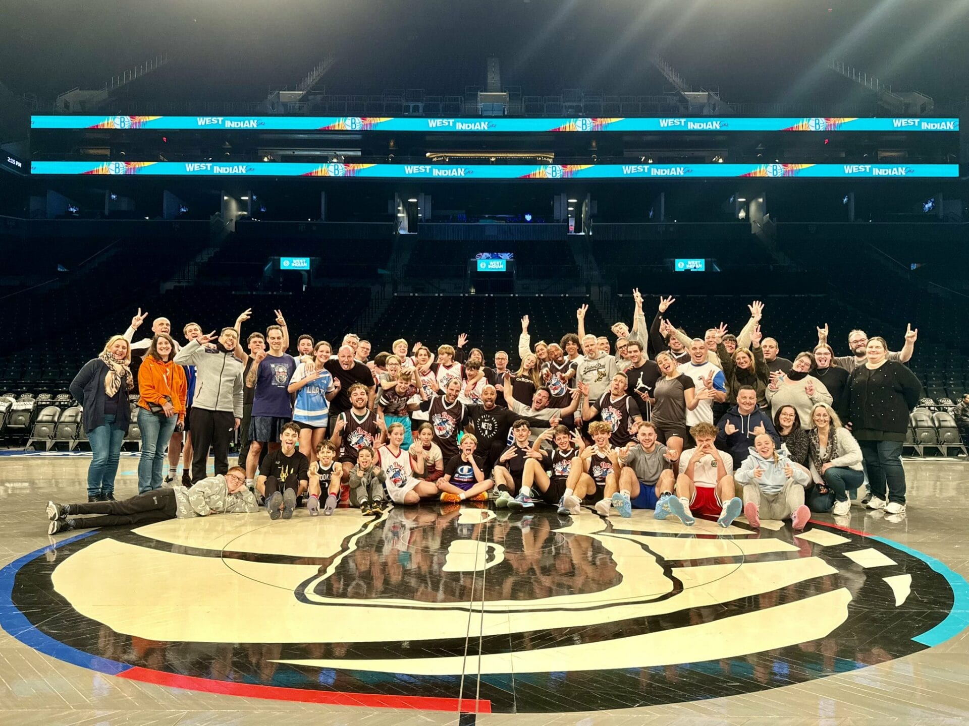 Grupo Trip Double en la cancha de los Brooklyn Nets en el Barclays Center