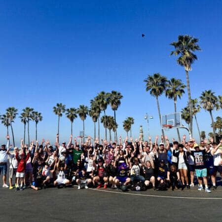 Groupe de voyageurs Trip Double sur le terrain de basket de Venice Beach, sous les palmiers