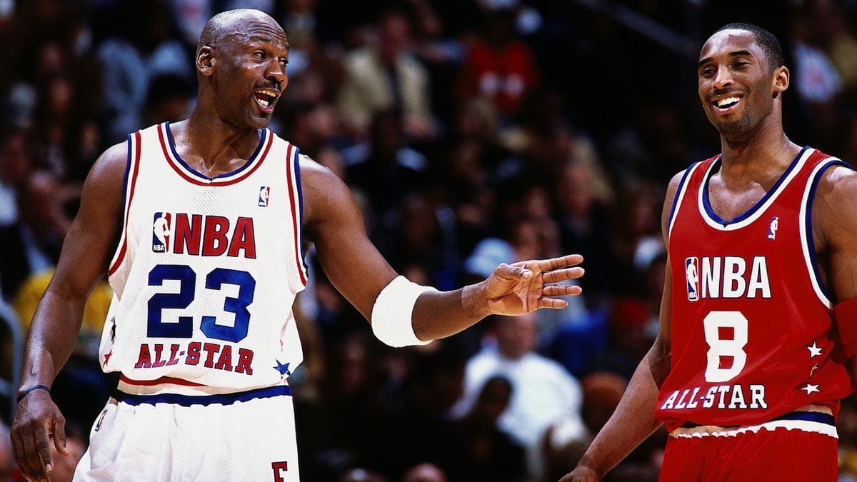 Michael Jordan discute avec Kobe Bryant lors d’un NBA All-Star Game