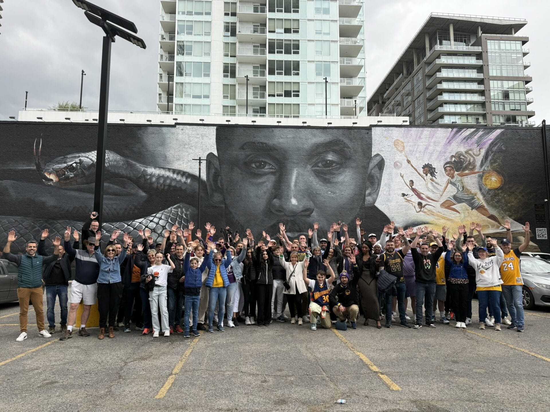 Groupe Trip Double devant la fresque Kobe Bryant à Los Angeles