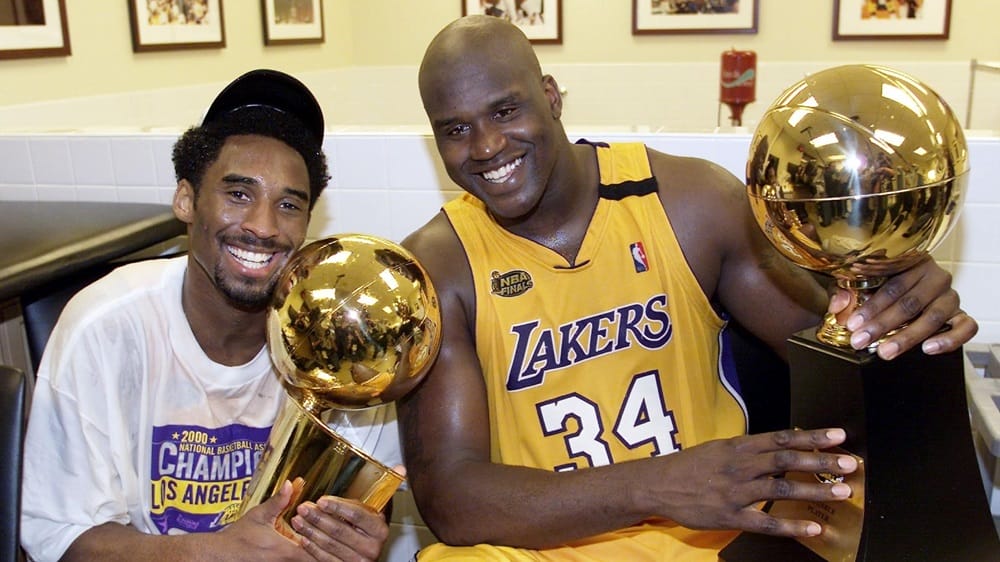 Kobe Bryant et Shaquille O’Neal avec leurs trophées après la victoire en Finales NBA 2000 avec les Lakers