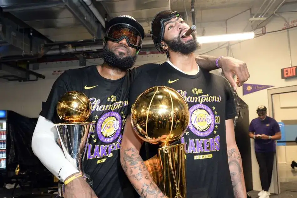 LeBron James et Anthony Davis célèbrent le titre NBA 2020 avec les Lakers, trophées en main et cigares