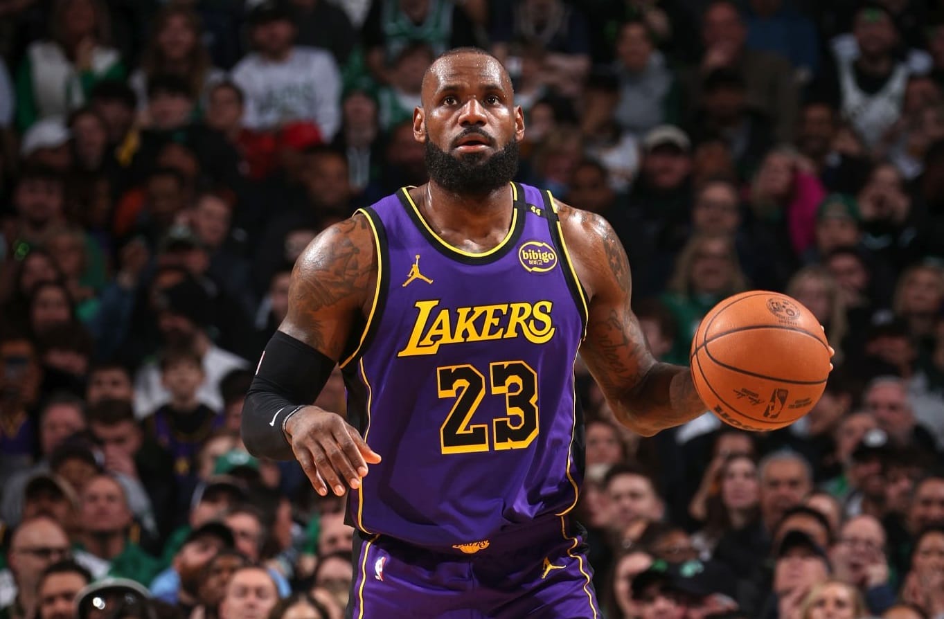 LeBron James (Los Angeles Lakers) dribla durante un partido NBA, quizás su última temporada en 2025-26