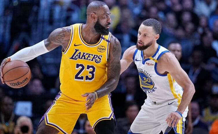 LeBron James y Stephen Curry se enfrentan durante un partido de Lakers contra Warriors