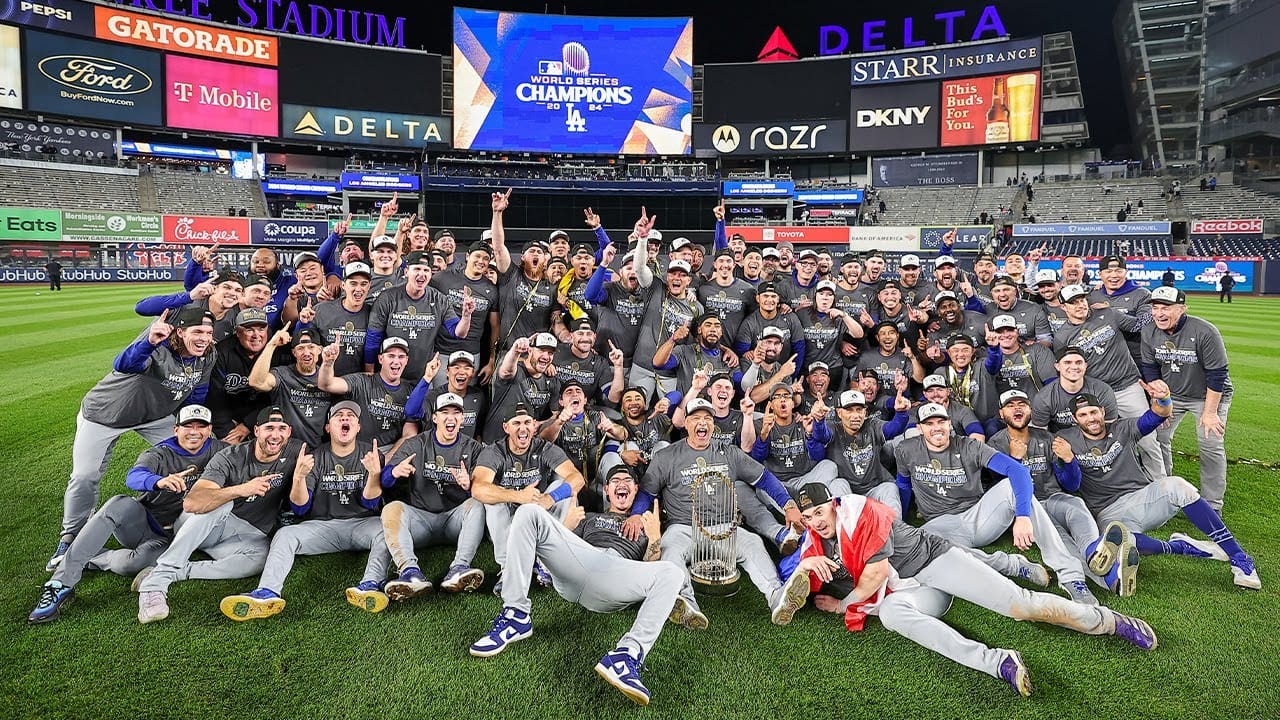 El equipo de Los Angeles Dodgers posa en el campo tras ganar la Serie Mundial de 2024