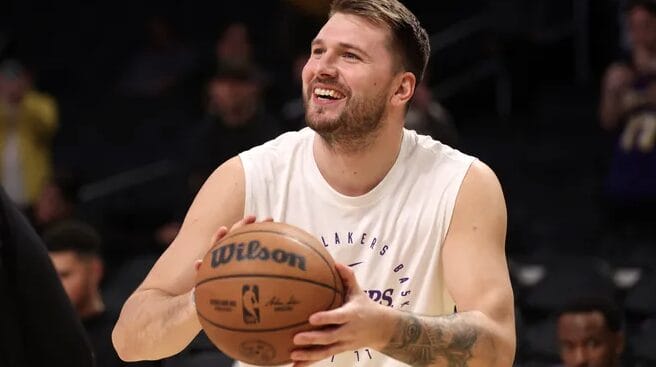 Luka Dončić s’échauffe en souriant avec un ballon Wilson avant un match des Lakers à la Crypto.com Arena