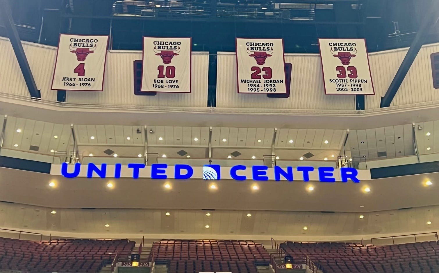 Bannières des maillots retirés des Chicago Bulls au United Center, dont le #23 de Michael Jordan