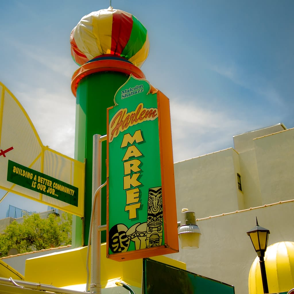 Enseigne colorée du Malcolm Shabazz Harlem Market sur fond bleu à New York
