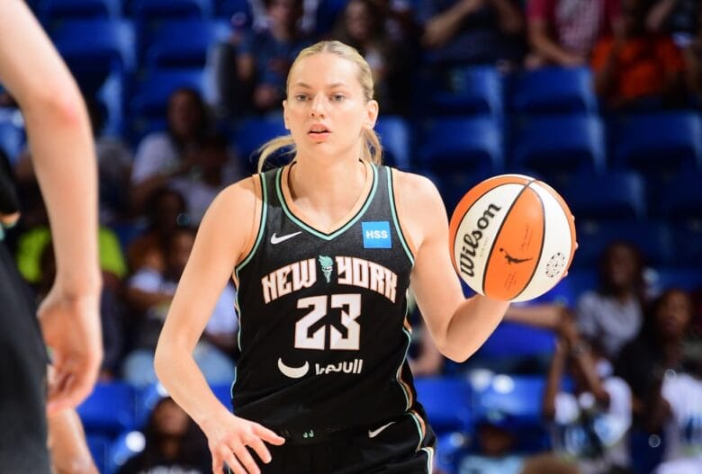 Marine Johann&egrave;s en acci&oacute;n con el Liberty de Nueva York en WNBA