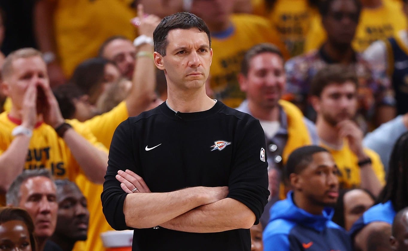Mark Daigneault, entrenador del Thunder, concentrado al borde de la cancha durante las Finales de la NBA 2025