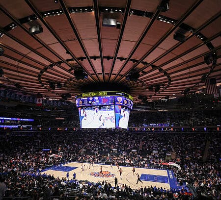 Ambiance pendant un match NBA au Madison Square Garden à New York