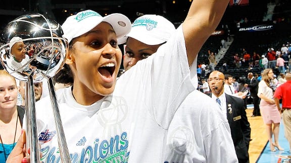 Maya Moore levantando el trofeo de la WNBA con las Minnesota Lynx