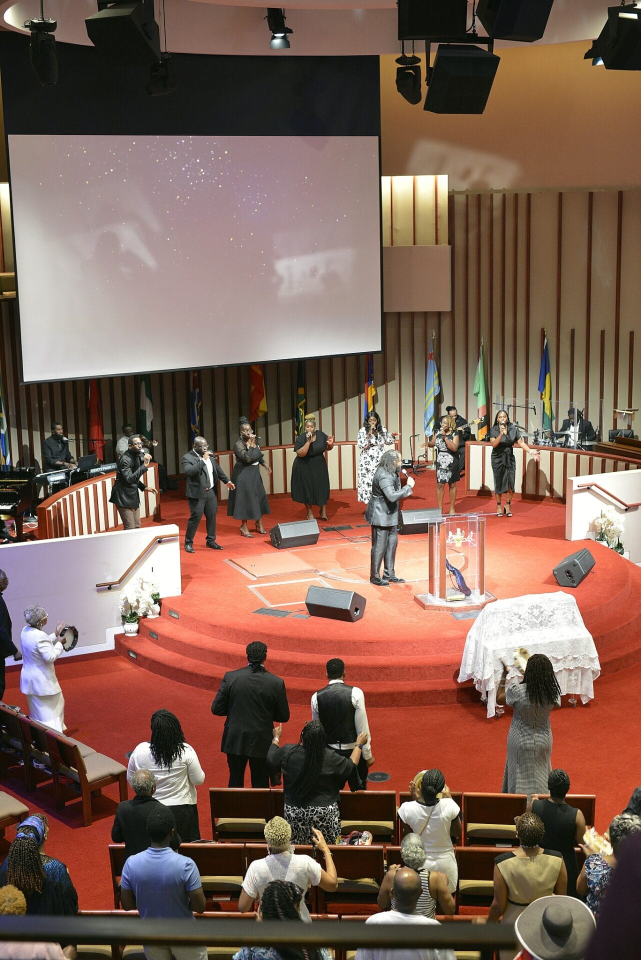 Intérieur vibrant de la Bethel Gospel Assembly à Harlem pendant une messe gospel