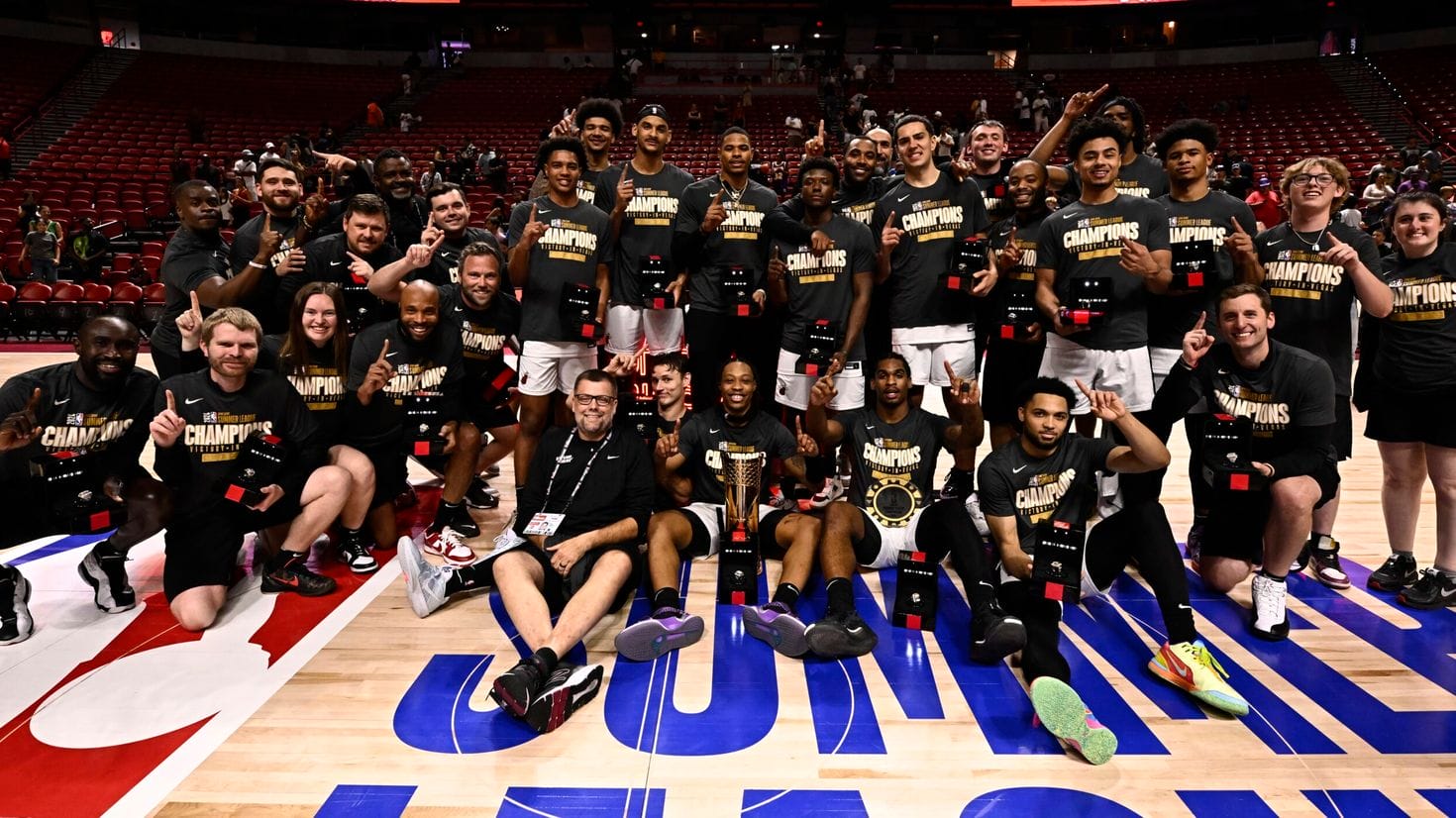El equipo del Miami Heat posa con el trofeo de la NBA Summer League 2024 en Las Vegas