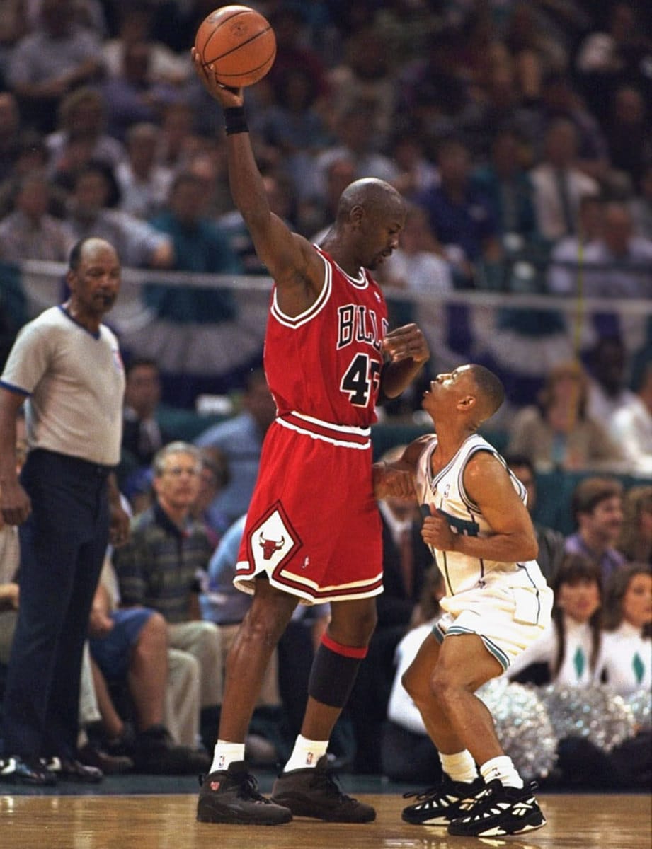 Michael Jordan dribla por encima de Muggsy Bogues durante un partido de Bulls contra Hornets en 1995