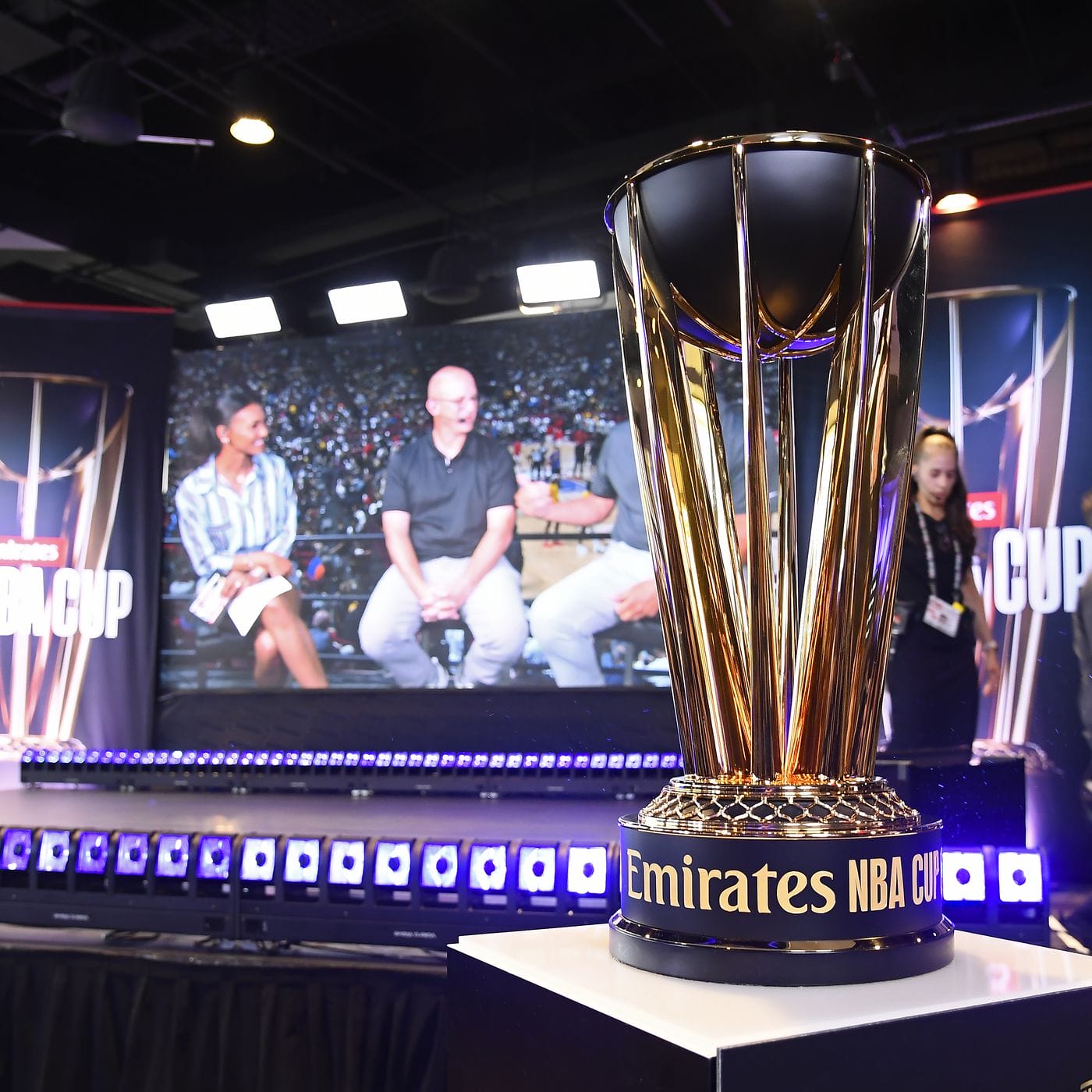 El trofeo Emirates NBA Cup destacado al inicio de la temporada NBA