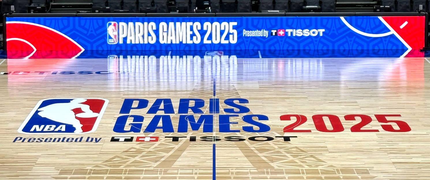 Logo NBA Paris Games au centre du parquet &ndash; visuel teaser pour un &eacute;ventuel NBA Paris Game 2026