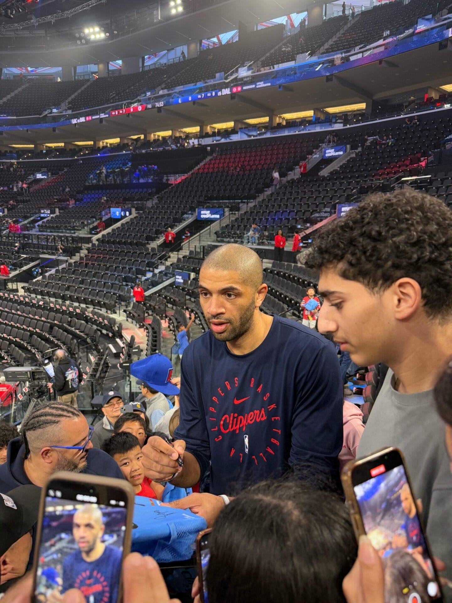 Nicolas Batum signe des autographes pour les voyageurs Trip Double à Los Angeles