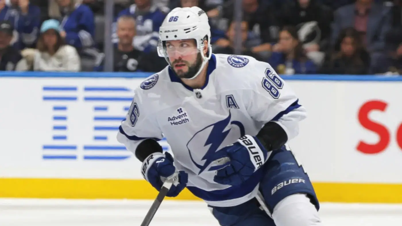Nikita Kucherov, máximo anotador NHL 2024-25 con 121 puntos, celebra un gol para el Tampa Bay Lightning