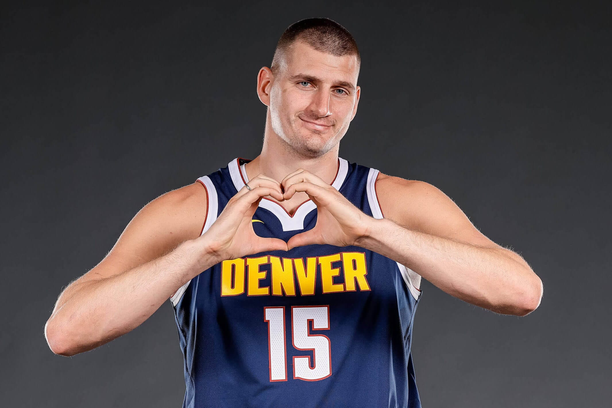 Nikola Jokić celebrando una acción decisiva con los Denver Nuggets