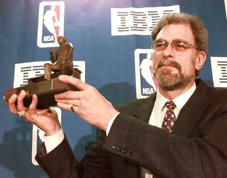 Phil Jackson recibiendo el trofeo Coach of the Year NBA