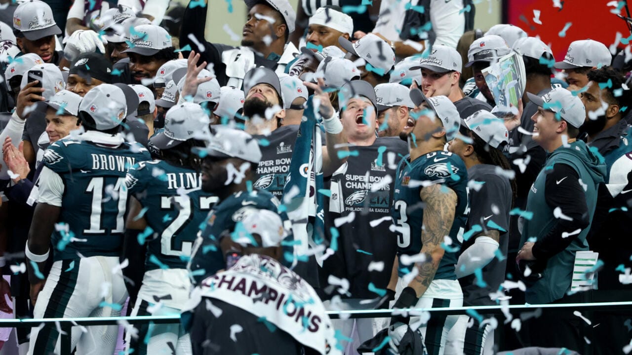 Los Philadelphia Eagles celebran su victoria en el Super Bowl 2025 bajo una lluvia de confeti.