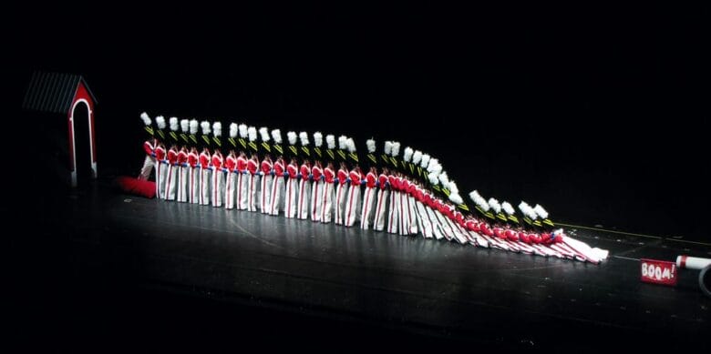 Número de las Rockettes en soldados de madera cayendo como dominós durante el Christmas Spectacular en el Radio City Music Hall