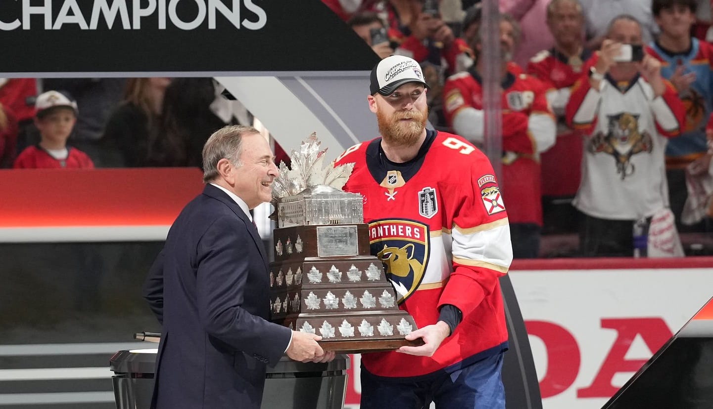 Sam Bennett recibe el trofeo Conn Smythe 2025 con los Florida Panthers
