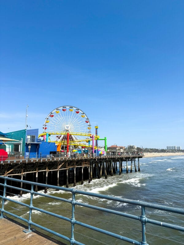 Grande roue colorée du Santa Monica Pier au-dessus de l’océan Pacifique