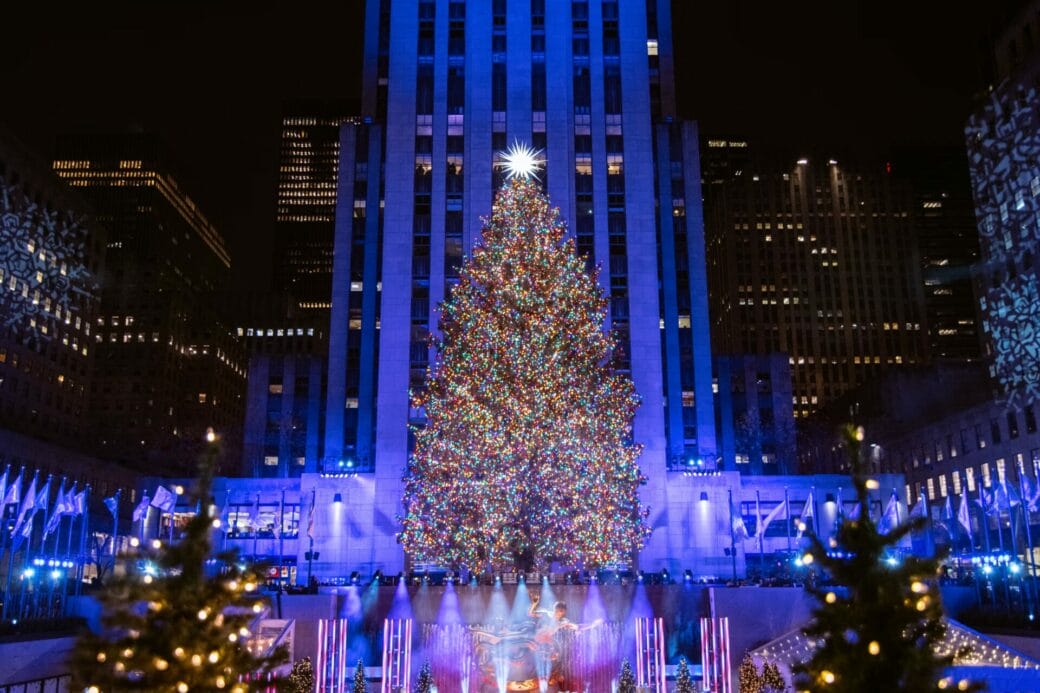 Sapin de Noël illuminé du Rockefeller Center à New York, devant la statue de Prométhée, vu de nuit