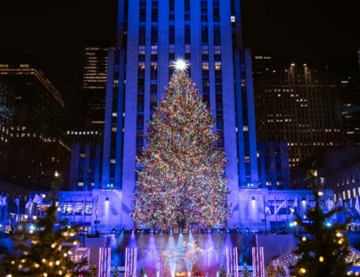 Sapin de No&euml;l illumin&eacute; du Rockefeller Center &agrave; New York, devant la statue de Prom&eacute;th&eacute;e, vu de nuit