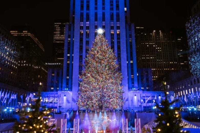 Árbol de Navidad iluminado del Rockefeller Center en Nueva York, frente a la estatua de Prometeo, visto de noche
