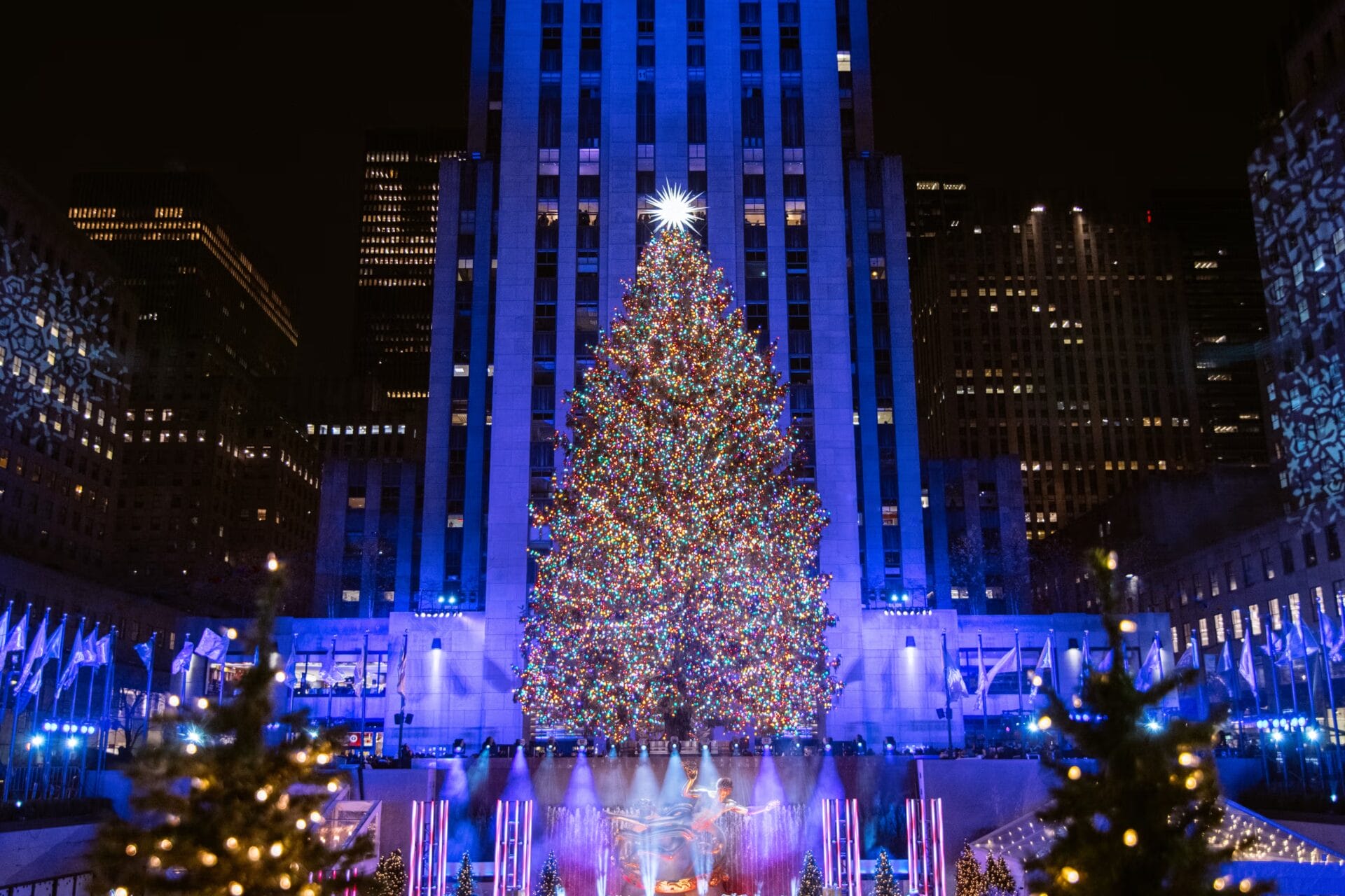 Sapin de Noël illuminé du Rockefeller Center à New York, devant la statue de Prométhée, vu de nuit