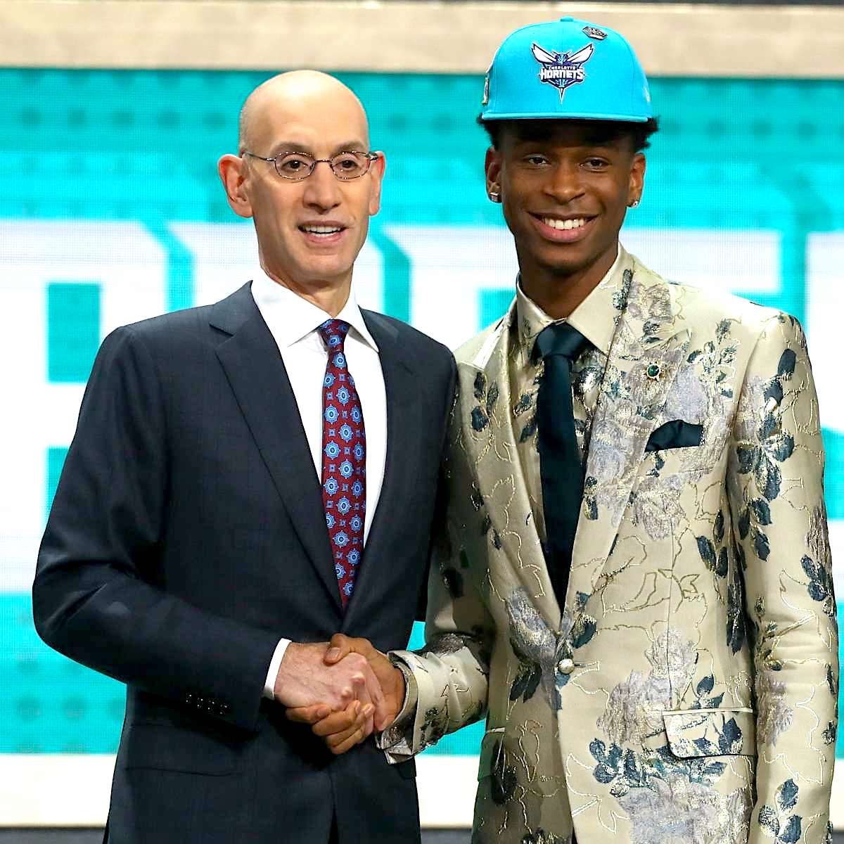 Shai Gilgeous-Alexander estrecha la mano de Adam Silver la noche del Draft 2018
