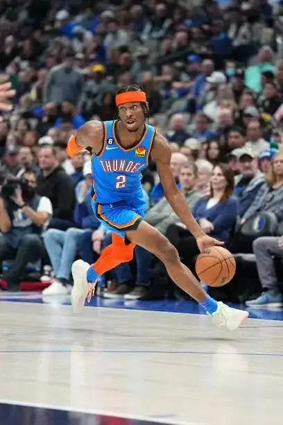 Shai Gilgeous-Alexander acelera hacia el aro con la camiseta del Thunder durante la temporada 2024.