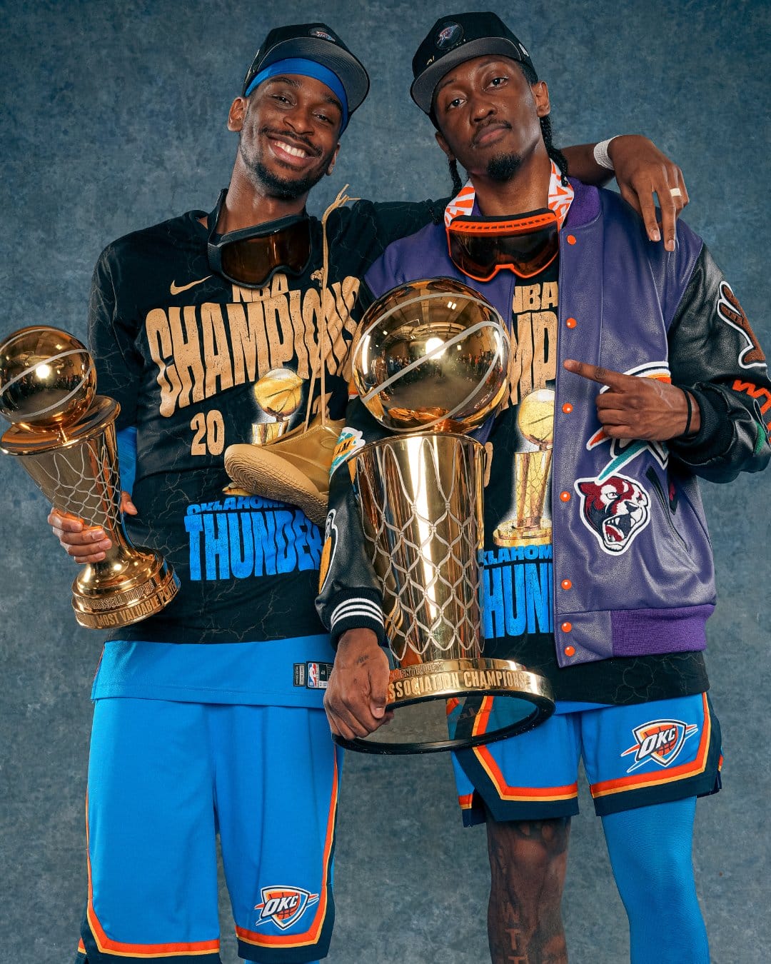Shai Gilgeous-Alexander et Jalen Williams posent avec le trophée Larry O'Brien et le trophée de MVP des Finales NBA 2025