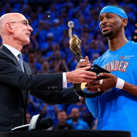 Shai Gilgeous-Alexander MVP NBA 2026 avec le trophée Michael Jordan