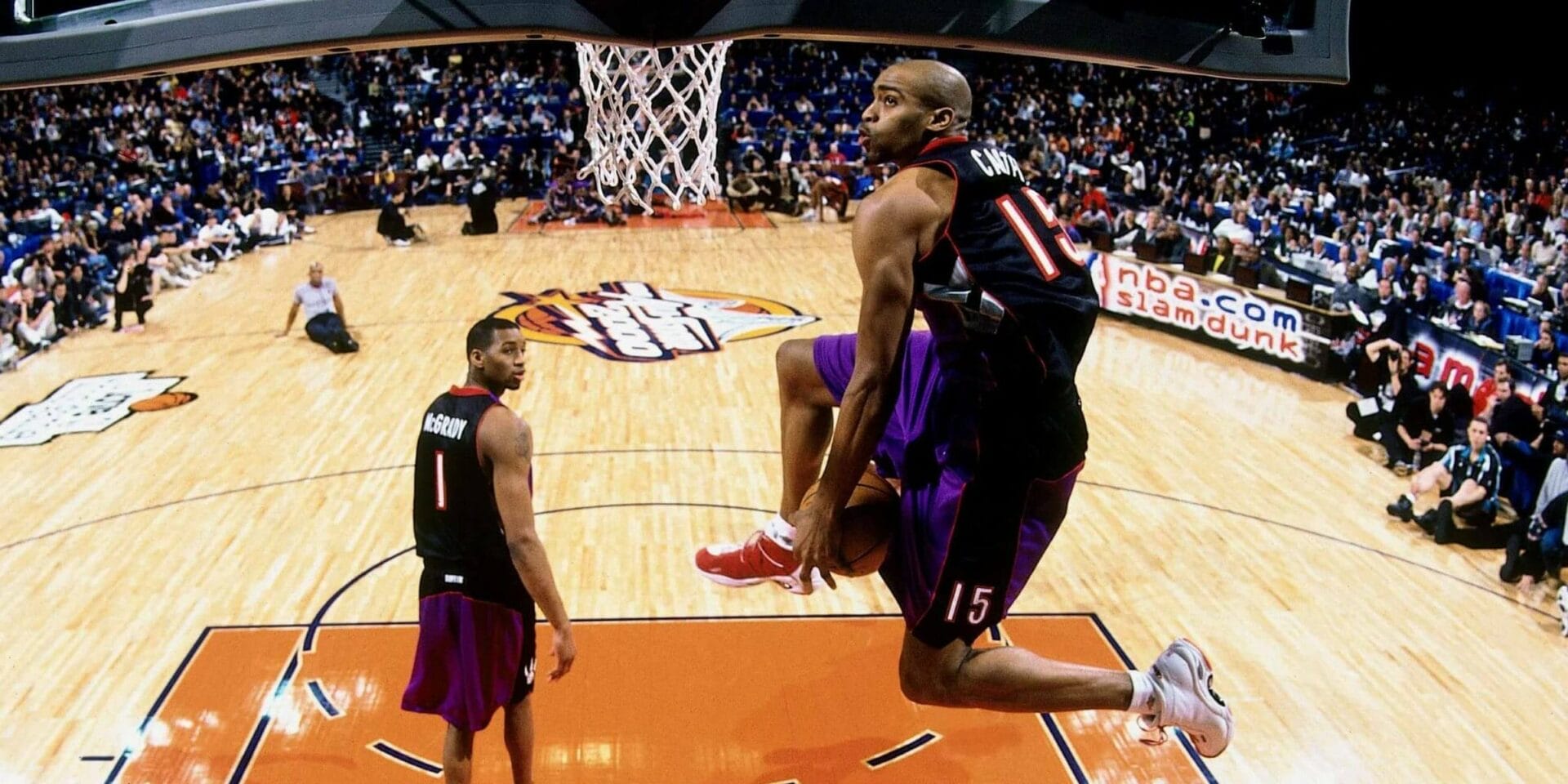 Vince Carter réalise son fameux dunk entre les jambes lors du Slam Dunk Contest 2000