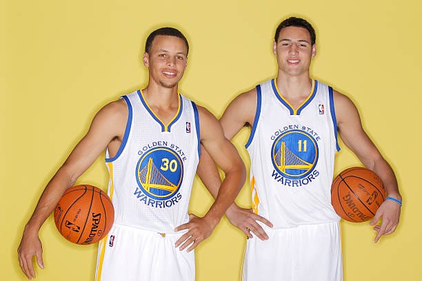 Stephen Curry et Klay Thompson – Splash Brothers avec le maillot des Warriors