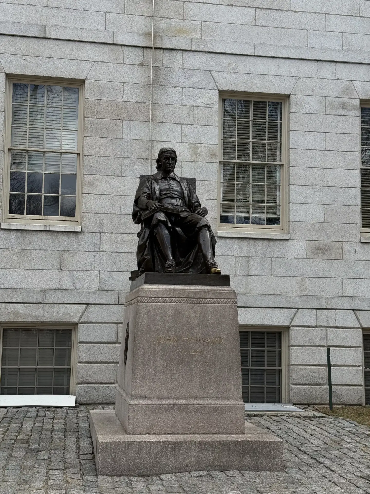 Statue de John Harvard sur le campus avec touristes