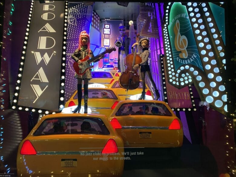 Escaparate de Navidad con temática Broadway con taxis amarillos y maniquíes músicos en Nueva York