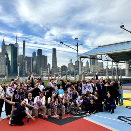 Groupe de voyageurs Trip Double jouant au basket sur un terrain extérieur à New York lors d’un séjour NBA