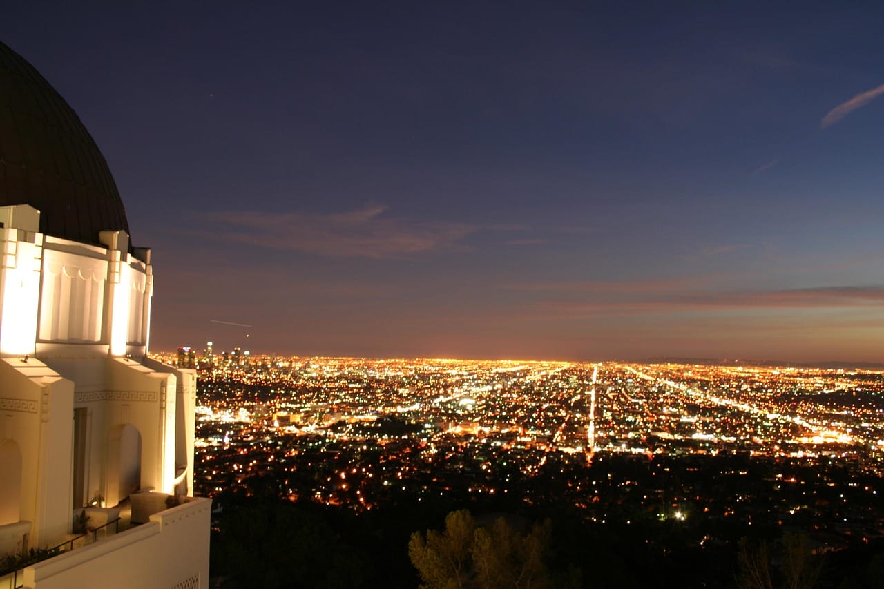 Vista nocturna de Los Ángeles iluminada desde el Griffith Observatory