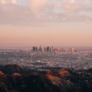 Panorama sur Downtown Los Angeles depuis le Griffith Observatory au coucher du soleil
