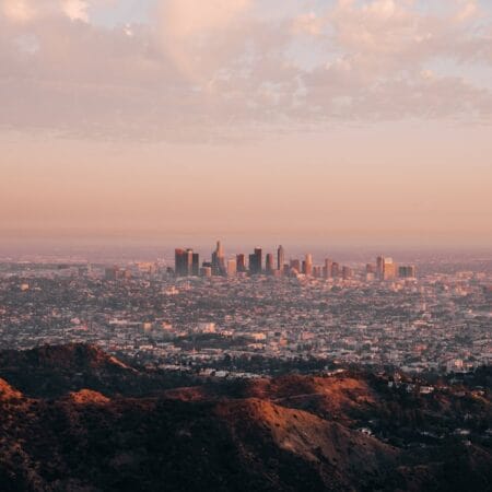 Panorama sur Downtown Los Angeles depuis le Griffith Observatory au coucher du soleil