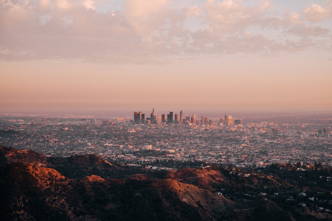 Panorama sur Downtown Los Angeles depuis le Griffith Observatory au coucher du soleil