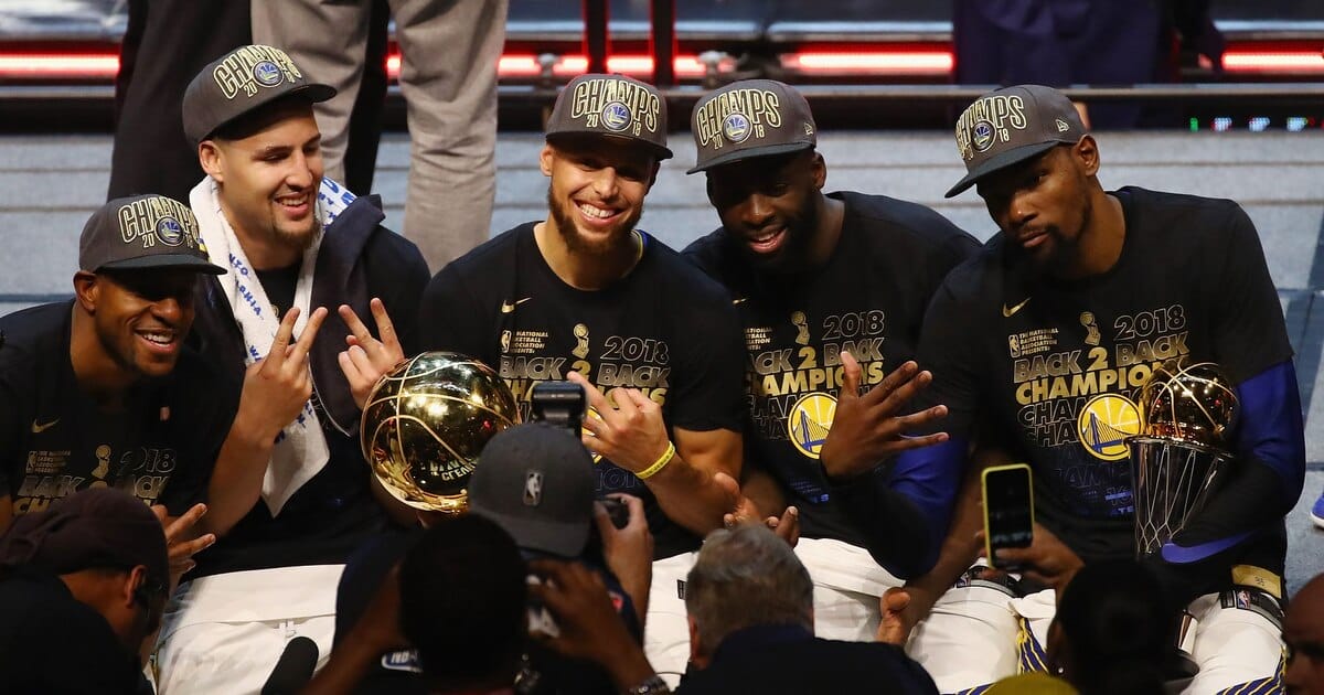 Warriors 2018 champions – Curry, Thompson, Green et Durant posent avec les trophées
