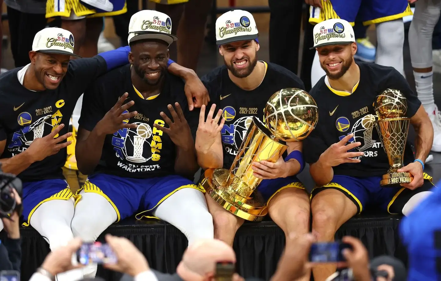 Andre Iguodala, Draymond Green, Klay Thompson y Stephen Curry celebran su 4º título de la NBA en 2022