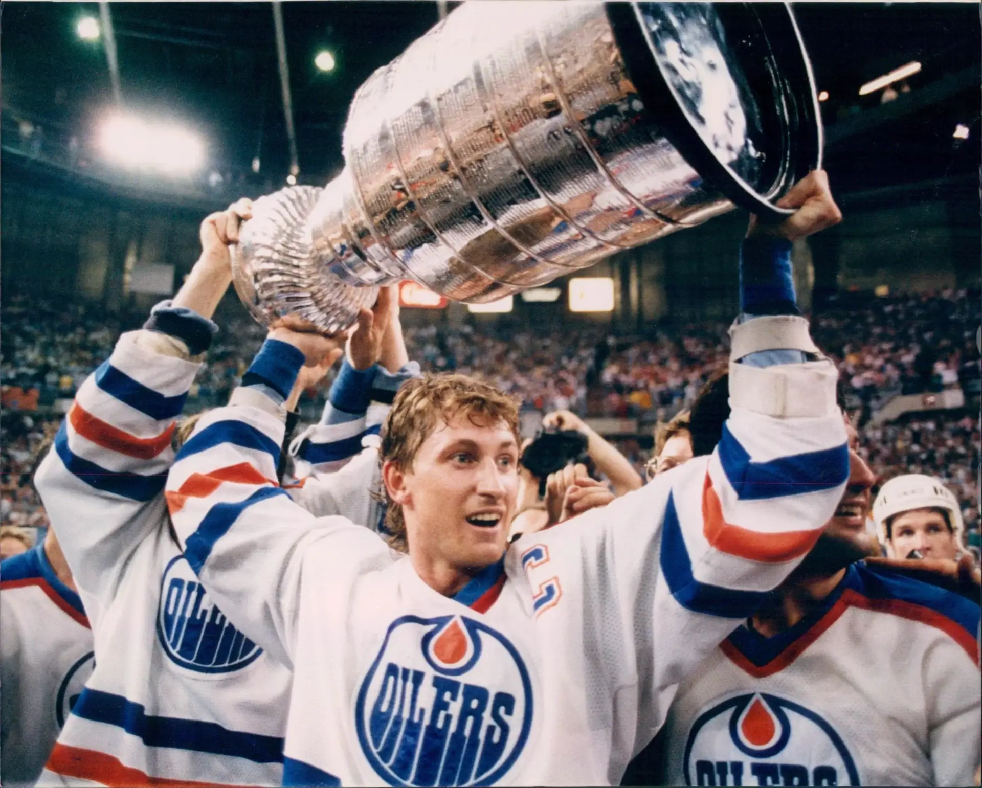 Wayne Gretzky levanta la Copa Stanley con los Edmonton Oilers
